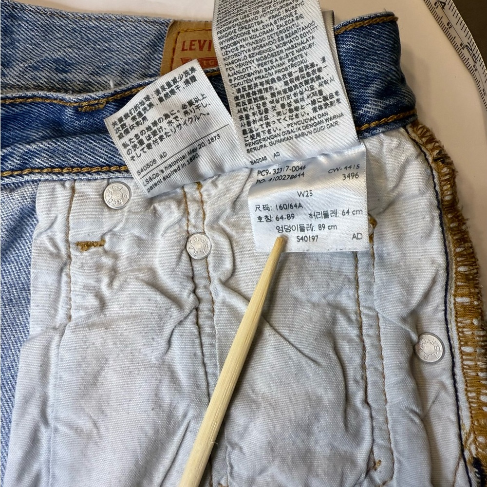 Levi's Jean Shorts Mid Rise 501 Red Tag Distressed Blue Denim Fringe Women - Picture 16 of 16